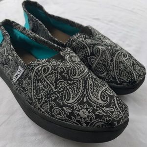 Girls Toms size 2.5